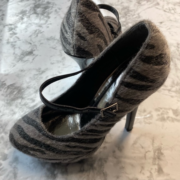 Breckelles Nikki-15 Fuzzy Gray & Black Zebra Tiger Platform 4 in Heels size 6.5 - Picture 13 of 14